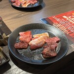 黒毛和牛焼肉 白か黒 - 