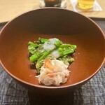 ひがしやま 司 - 車海老　菜の花、蕗の薹、スナップエンドウの胡麻和え　牛乳と白麹のソース