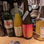 Agri - カウンター上に並ぶ酒瓶