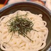 うどん本陣 山田家 - もちもちのうどんに豪快にかけられた出汁。
これぞ香川の魂、釜ぶっかけ。山田家でも推しの一品だ。