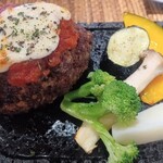 JIMO CAFE & Atelier Kibun - 肉肉！ゲンコツハンバーグ、1580円。野菜も焼けてます。