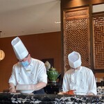 中国飯店 琥珀宮 - プロ北京ダック巻き師