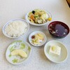 竹葉軒 - 肉野菜炒めとライスを注文すると、スープ、冷や奴、お新香、デザートの林檎が付いてきます('24/03/08)