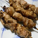 炭火やきとり 鳥信 - タレ焼きには七味唐辛子と粉山椒をかけて頂きました