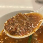 味仙  - 挽肉スープを飲んで麺をすする