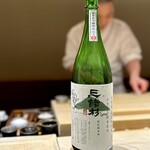 鮨 西崎 - 大将が奈良への旅行で出会ったという「三諸杉」に始まり、この日は、ツマミと日本酒の渾身マリアージュで楽しませていただきました！
      最高〜♪
      お酒弱いのに、呑み過ぎたぞ（笑）