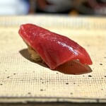 鮨 西崎 - ■赤身
      活縄餌（いけばえ）という漁法で獲った個体だそう。
      香りの良い赤身の風味を邪魔しないよう、あえての「さび抜き」で。
      これがまた、山葵の物足りなさどころか、鮪の香りがなんと長続きすることか！