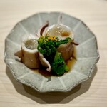 鮨 西崎 - ■槍烏賊　黄身おぼろ　菜の花
      中に詰まってる、とろりとした食感の卵がアクセントになって、これ美味しい♪