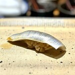 鮨 西崎 - ■小肌
      カンパチの脂を切る役割も込めて、しっかり目の酢〆。
      たしかにスッキリ♪