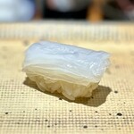 鮨 西崎 - ■泥障烏賊
      これぞ、技。
      まだやるの？と思うほどに、薄く、薄く…
      上から包丁を入れても甘さは引き出せると思いますが、あくまで食感までも追求した、西崎大将のスペシャリテ。