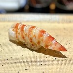 鮨 西崎 - ■車海老
      他所と違いがなさそうに見える車海老だって、色の鮮やかさよりも美味しさを追求して、ほんのり生食感も残してます。これもうまいなぁ♪