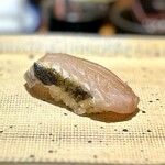 鮨 西崎 - ■鰆
      前回もこの鰆には感動しましたが、今回も♪
      甘みと、藁の香りが絶妙なんです！