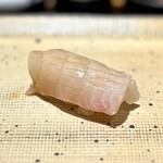 鮨 西崎 - ■かんぱち
      この日一番の衝撃は、このカンパチ！
      20kgオーバーというその個体を２週間熟成。
      ひたすら甘くコクのある脂なのに、まったくくどくない！というか、むしろ爽やか♪
      なんとも鮮烈で印象深い一貫！