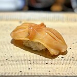 鮨 西崎 - ■赤貝
      こちらは山葵の代わりに、かいわれと大葉で。華やかな赤貝の余韻を爽やかに〆てくれます。