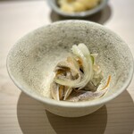 鮨 西崎 - ■酢の物（鰯・玉葱・ピーマン）
      大将のお宅に伝わるお料理だそう。こちらと三諸杉とのマリアージュは新鮮です♪