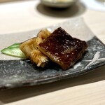 鮨 西崎 - ■焼き穴子
      皮目のパリパリ感と身の柔らかさ、合わせて美味しい一皿。
      あん肝のペアリングと違い、こちらは安東水軍との同系統の馴染みやすさで、とても素直なマリアージュ♪