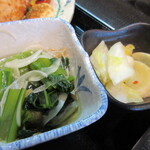 旬・酒菜 えーた - 小松菜と玉ねぎのおひたし、漬物