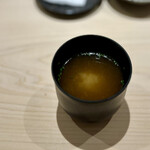 鮨 西崎 - ■味噌汁
      魚のアラの出汁から作るこの一杯が、なんと美味しいことか。