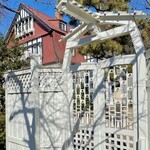 武蔵野茶房 - 凝ったデザインの門