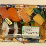 ハローズ - 料理写真:にぎり＆助六寿司 (税抜)398円 (2024.03.08)