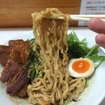 麺屋 にぼすけ - 幅広ちぢれ麺でむちっと食感。