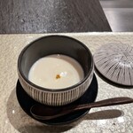 Koube Teppan Suteki Iwasaki - カリフラワーのスープ　カレー粉の隠し味、カリフラワーの旨味がよくわかります