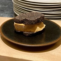 銀座 大石 - トリュフでフォアグラをサンド これをパイ包み焼きに
