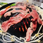 ツキサップじんぎすかんクラブ - スリットのあるジンギスカン鍋　炭火で美味しく焼けます