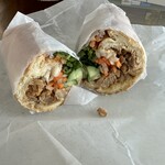 Beachwalk Café - サンドイッチと言う名前のバインミー　BBQチキンサンド