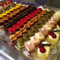 帝国ホテル 大阪 - 帝国ホテル大阪で
                立食パーティー。
                デザート山盛り＼(^o^)／