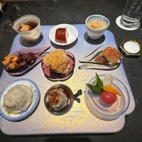 仁修樓 - 前菜盛り合せ〜酔っ払い鳥　鶏ももロースト　海月　ピーカンナッツとカシオナッツ　ホタテのフリット　豚バラと梅の醬　毛蟹の小籠包　猪の焼売　白菜、胡瓜甘酢漬け　XO醬