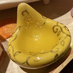 銀座 しのはら - ひちりぎ型の珍味入れ