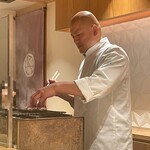 銀座 しのはら - 玉鋼で鴨を焼く篠原さん