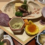 銀座 しのはら - 菱餅型の皿の上に蛤型の小皿、雪洞型の小鉢、ひちりぎ型の小鉢と桃の節句の設え