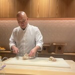 銀座 しのはら - 越前蟹解体中の篠原さん