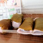 かんだ和彩 - かなり小振り、バクバク食べる系ではなくじっくり味わう系の桜餅だと思います