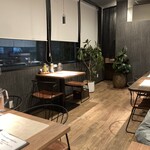 贅沢とんかつ アバンティ - キレイな店内。