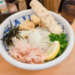 麺匠 釜善 - 鶏肉ちくわ天ぶっかけ950円