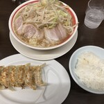 麺屋 松 - 大盛こってりらーめん 810円 餃子 310円 ごはん 100円