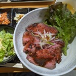Niku Baru Kozuchi - ローストビーフ丼