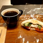 THE CITY BAKERY - ブレンドコーヒー：484円、野菜とフムスのピタサンド：550円