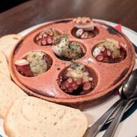 ビストロボンノ - タコのガーリックオーブン焼き+パン