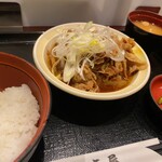 ニユートーキヨー 庄屋 - 今回のオーダーは牛肉豆腐定食