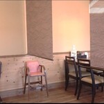 茶の間 - 店内テーブル席