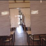 茶の間 - センター通路から左右にテーブル席