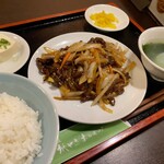 Ganso Kamiyaki Horumosa - 今回のオーダーは牛肉と玉葱の黒胡椒炒め