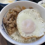 Matsuya - 牛皿（汁だく）と目玉焼きをご飯の上に「ドーン」と❗️