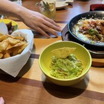 LAS DOS CARAS MODERN MEXICANO Y TACOS - 