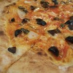 Tenerezza - オリーブとニンニク、アンチョビのピザ