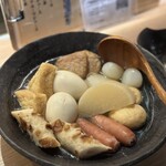 京出汁おでんと旬菜天ぷら 鳥居くぐり - お通しのおでん@500円はおかわりできる。めっちゃ美味しくて、もうこれで満足しちゃった！